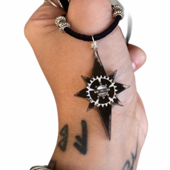 Black resin North Star steam punk wheel necklace - Picture 6 of 14